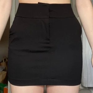 Svart kjol  - Svart kjol från ginatricot i storlek xs 