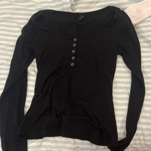Y2k tröja  - Säljer en svart elena gilbert tröja från Shein. Väldigt bra skick 