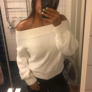 Vit fluffig offshoulder tröja 🤍 - En helt oanvänd offshoulder tröja. I storlek S från H&M. Den är sinnessjukt mjuk🥹🤍bil flera intresserade gäller budgivning