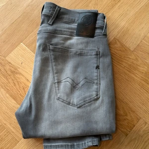 Replay Anbass jeans grå stl 29 - Säljer ett par snygga grå jeans från Replay. Skicket är 9/10 och de är slim fit. 