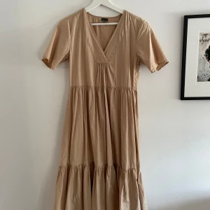 Klänning - Beige klänning från Gina Tricot. Väldigt fint skick! 