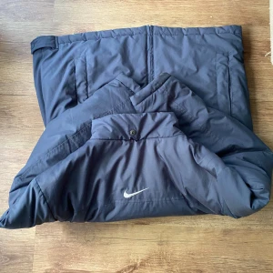 Nike  - Nike jacka i perfekt skick  Det finns en dragsko i botten Rabatt möjlig