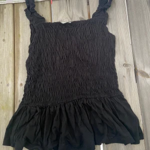 Söt svart topp - En jättegullig topp från hm kids!  Den är storlek 146-152 och har använt den ungefär 2-3 ggr så i princip oanvänd!☺️ Skriv till mig för mer info!🤩