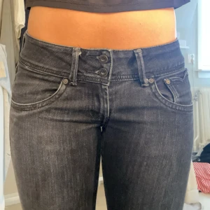 Pepe jeans - Sjukt snygga men kommer inte till användning. Varken skinny eller bootcut, kolla tredje bilden🥰 köpta för ca 1000kr. Priset kan diskuteras!