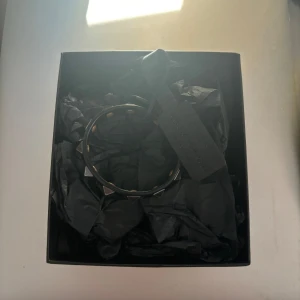 Valentino armband - Säljer detta svarta Valentino armband med gråa nitar, då jag aldrig använder det till ett schysst pris. Inge fel och passar både herr och dam. Skriv om du har funderingar