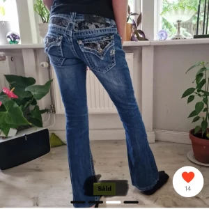 Miss ME jeans ❤️ - Säljer mina miss me jeans då jag inte använder de längre, i storlek 24 men har sytt ut de 3 cm på varje sida vid midjan så nu är midjemåttet 37 (kolla 3dje bilden). Första bild lånad av hon jag köpte de av❤️ i använt men bra skick😊
