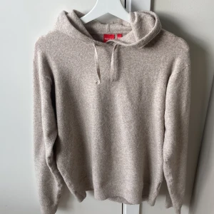 Stickad hoodie - En varm och skön stickad hoodie | skick 10/10 | köpt för en dag sen | storlek 158/164 men är stor så passar 164-170 | hör av er vid frågor💯