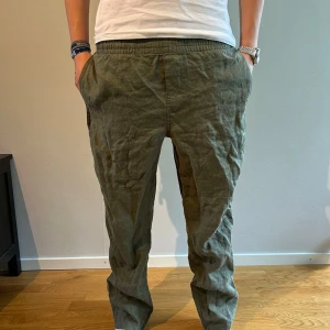 Linne byxor  - Ett paketpris för bägge byxorna! Han på bilden är 180 lång och de sitter grymt! Ett par är från h&m och de andra från dressman! Bara av höra av sig vid fundering!🙌