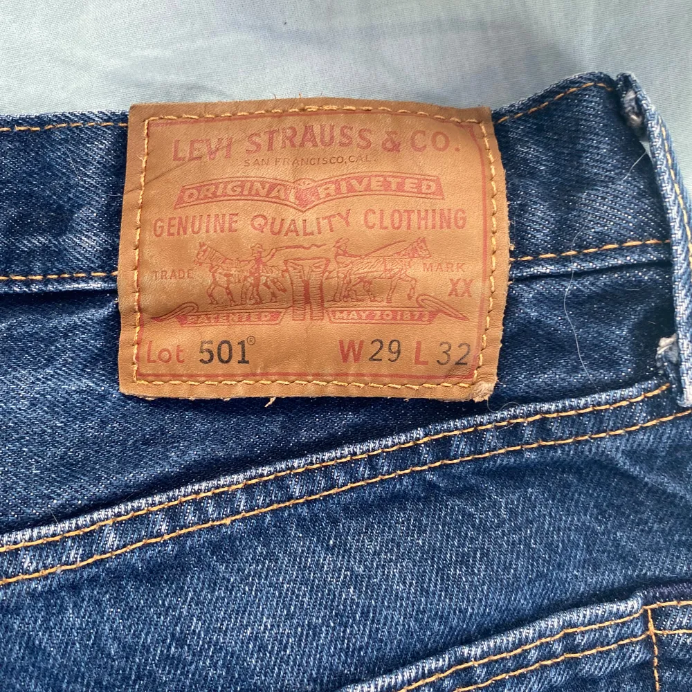 Skit feta Levis jeans i en bra storlek för kortare människor. Säljer för att midjan va lite för trång på mig. Måtten är 29 i midjan o 32 på längden. Har du något du undrar över så får du gärna komma in i mina dms🤩 . Jeans & Byxor.