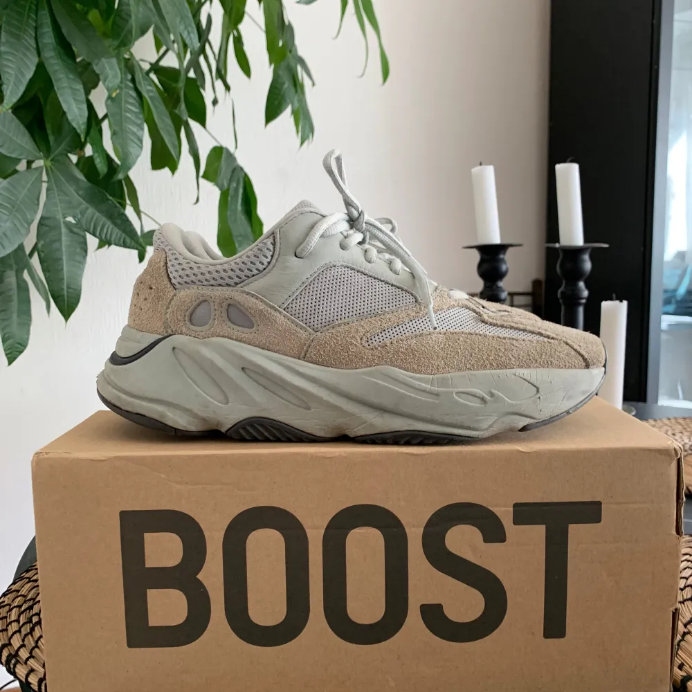 Säljer nu mina yeezy 700 salt, otroligt sköna och har tecken på användning men fortfarande bra skick, skriv om du är intresserad!:). Skor.