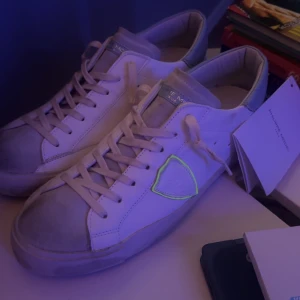 Phillipe model (Nyskick) - Säljer ett par asfeta Philippe Model skor i stl 43. Skorna är köpta på Kicksnstuff i Juli och är sparsamt använda. Kvitto och allt og finns ( inkluderande tag, box) Hör av er vid frågor! Nypris~3600 kr / Mitt pris 1999