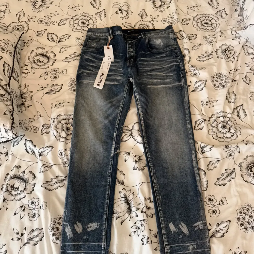 New, with tags, never worn size 34. Jeans & Byxor.