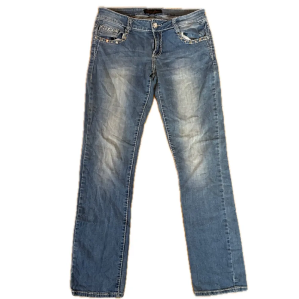 Vintage Bootcut Way Jeans! Dom är stretchiga och måtten är: Midja 39 cm, Längd 101 cm, Tveka inte att skriva vid ytterligare frågor!⭐️. Jeans & Byxor.