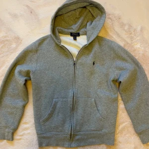 Ralph Lauren  - En riktigt snygg zip up polo Ralph lauren tröja. 10/10 skick knappt använd 