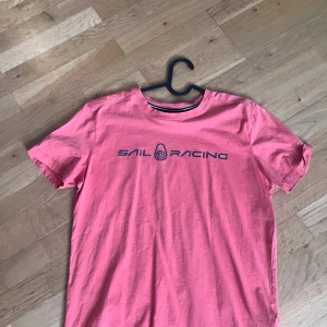 Sail racing t shirt - Säljer nu denna riktigt snygga Sail racing t shirten som knappt är använd. Den ser lite mer orange ut i verkligheten 