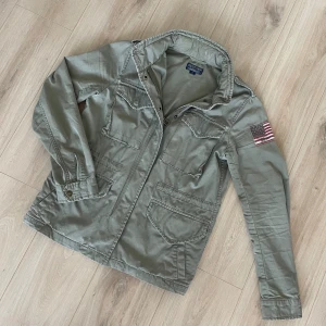 Ralph Lauren field jacket  - Säljer en as fet Ralph Lauren field jacket som är i ett bra skick!  Storlek S! Hör gärna av dig om du har frågor!