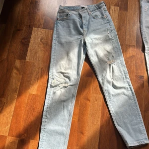 Ljusa jeans från Zara - Säljer ett par ljusa jeans från Zara med en avslappnad och trendig look. De har slitna detaljer på benen som ger en cool och casual stil. Perfekta för vardagsbruk!