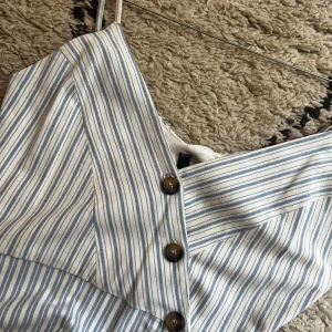 Zara klänning - Fin vardagsklänning från Zara! Knäpps framtill  och har sen en hög slits fram🌹