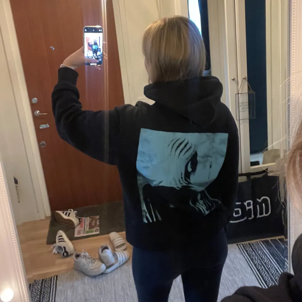 Skit snygg Hoodie från H&M men som tyvärr inte kommer till användning . Hoodies.