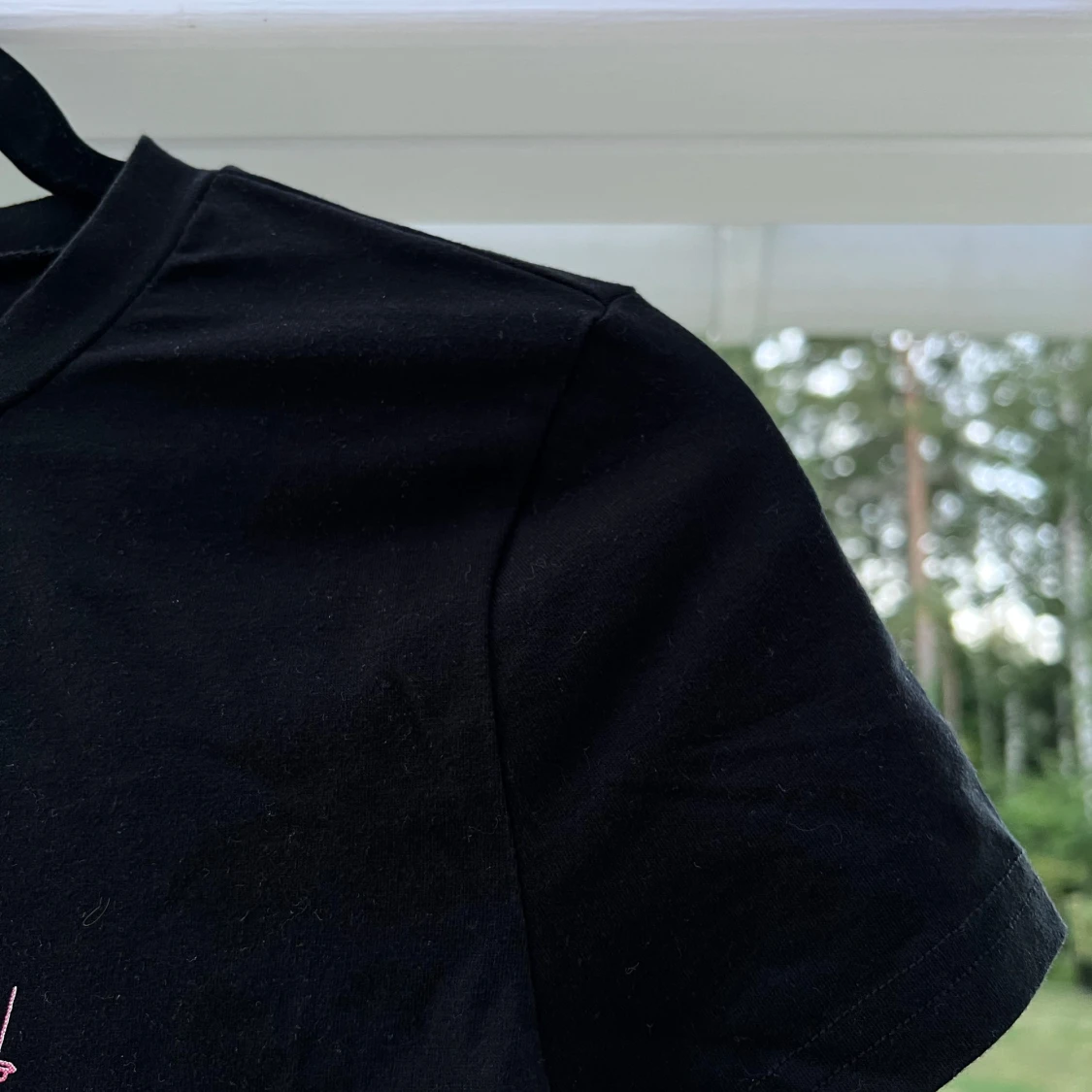 Svart croppad t-shirt med tryck - 2