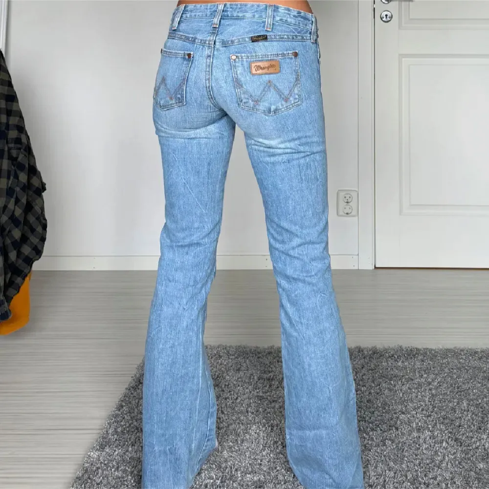 Midjemått: 37cm rakt över Innerbenslängd: 82cm Köpa här på plick, säljer vidare då de inte passade mig (lånade bilder). Jeans & Byxor.