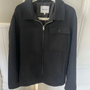 Blå Jacka från Jack&Jones - Marinblå jacka från Jack&Jones med krage Sparsamt använd, bra skick  Storlek M Tveka inte att skriva vid frågor! 