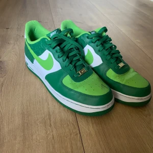 Air Force 1 - St Patrick’s Day - 46 - Storlek 46, US 11,5.  Sparsamt använda. Märke på högra tån.  Kommer inte i ursprungliga skollådan. 