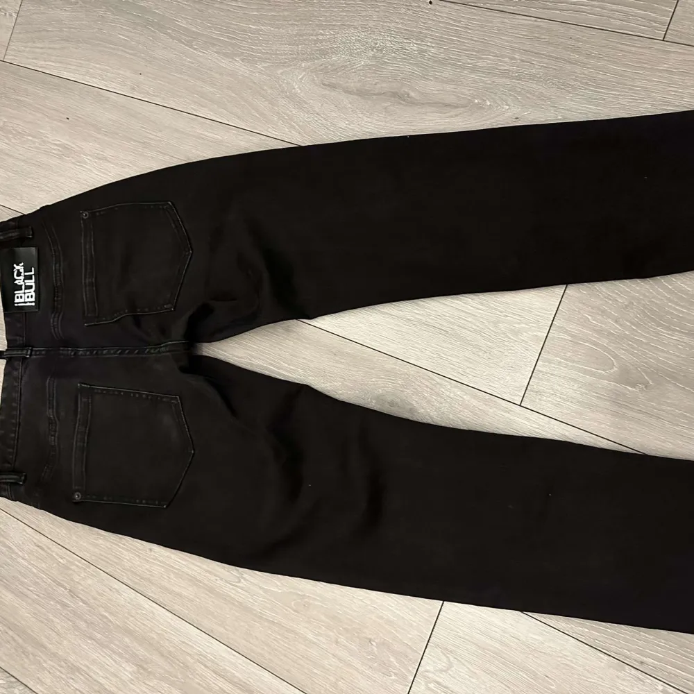 Säljer dsquerd2jeans i storlek 30 då dem inte passar min son längre jesnsen är i gott skick och har inget fel på dem. Jeans & Byxor.