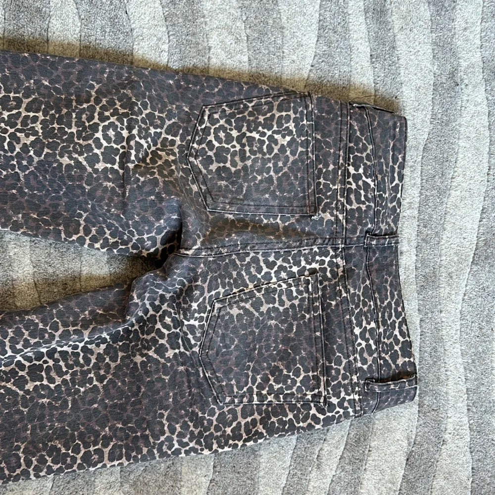 Så snygga jeans från nelly i leopardmönster! Köpta för ungefär en månad sen och använda ungefär tre gånger. Jag är 1,65 för referens. midjemåttet är 36cm rakt över och innerbenslängden är 81cm. Slutsålda på hemsidan. Nypris 700kr!. Jeans & Byxor.