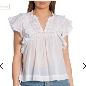Neo Noir blus - Super fin och skön från neo noir som inte kommer till användning längre! Orginalpris: 599kr Säljer för: 399kr Pris går att diskuteras