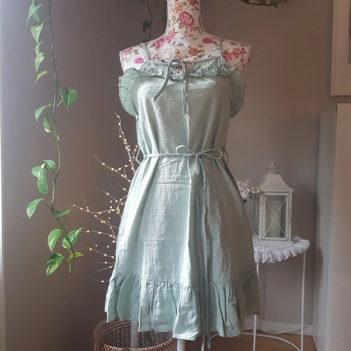 NY Bomullsklänning m volanger & knytband