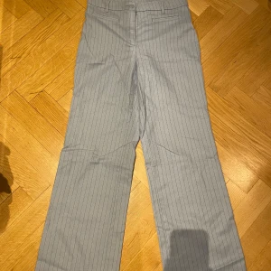 Blårandiga byxor från Monki - Blårandiga byxor i storlek 38 från Monki. Använda ett par gånger men är i mycket gott skick. Normal i passformen <3