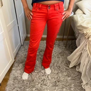 Lågmidjade jeans - As snygga lågmidjade jeans!! Midjemått 37 cm och innerbenslängd 80 cm💕