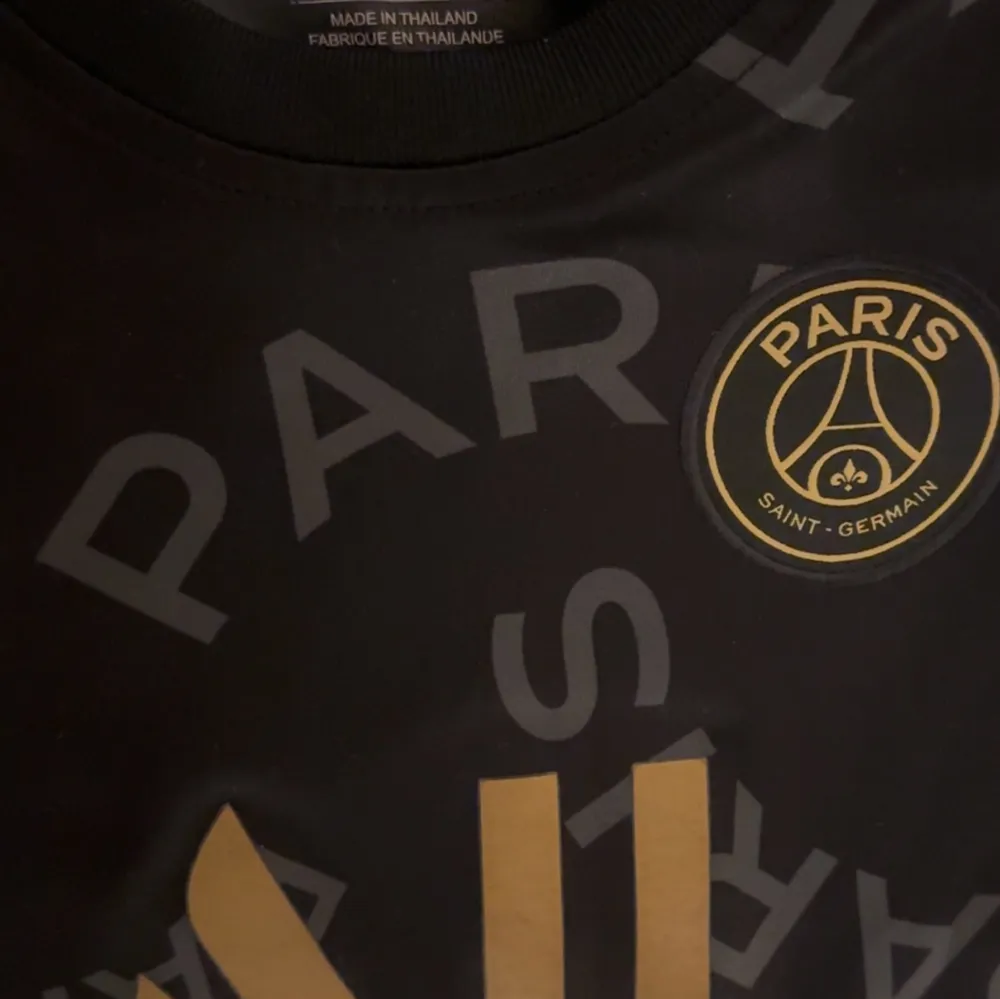 Psg tishirt svart storlek M i barn eller xs i man. T-shirts.