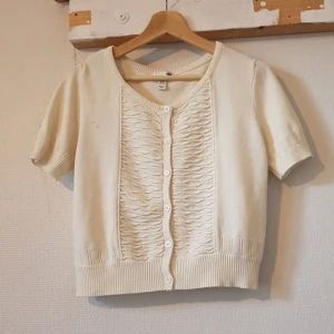 Vintage kortärmad kofta/tröja - Stickad vit vintage kofta/tröja. Inte kritvit utan naturvit :)) Har inte använt på väldigt länge, inte min stil längre men inget fel på den i övrigt.