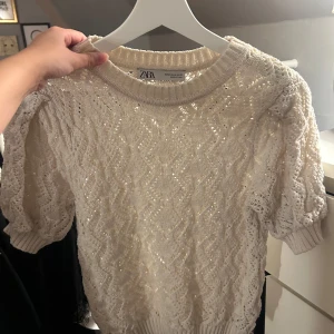 Broderad zara tröja  - Supersöt broderad/stickad zara tröja som jag säljer då den inte kommer till användning längre 💕