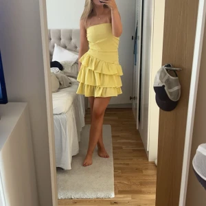 Gul klänning - Jättefin gul klänning som är helt oanvänd 💛💛storlek M men skulle säga att det är mer som en S.