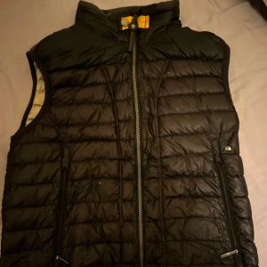 Parajumpers Väst - Säljer min parajumper väst som ligger bara och skräpar   Använd ett par gånger! Finns bara två små hål som inte syns!   Pris kan diskuteras!