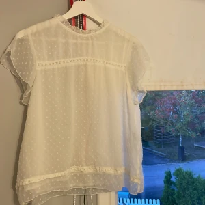 Blus - så fin blus från Only, storlek L men skulle nog säga att den passar m. 