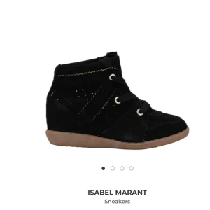 Isabel marant skor  - Hej, detta är en intresse koll på mina isabel marant bobby i svart mocka, i nyskick. Har ett par i 37 och ett par i 35. Säljs endast till bra bud, budgivning börjar från 2500 🎀  Världens finaste skor nu till hösten och vintern💕💕
