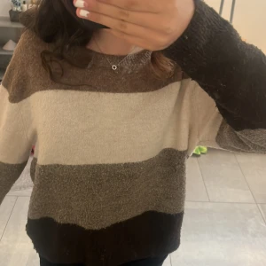 Fin stickad tröja, som tyvärr inte kommer till användning mer - Fin stickad tröja i bra skick❤️