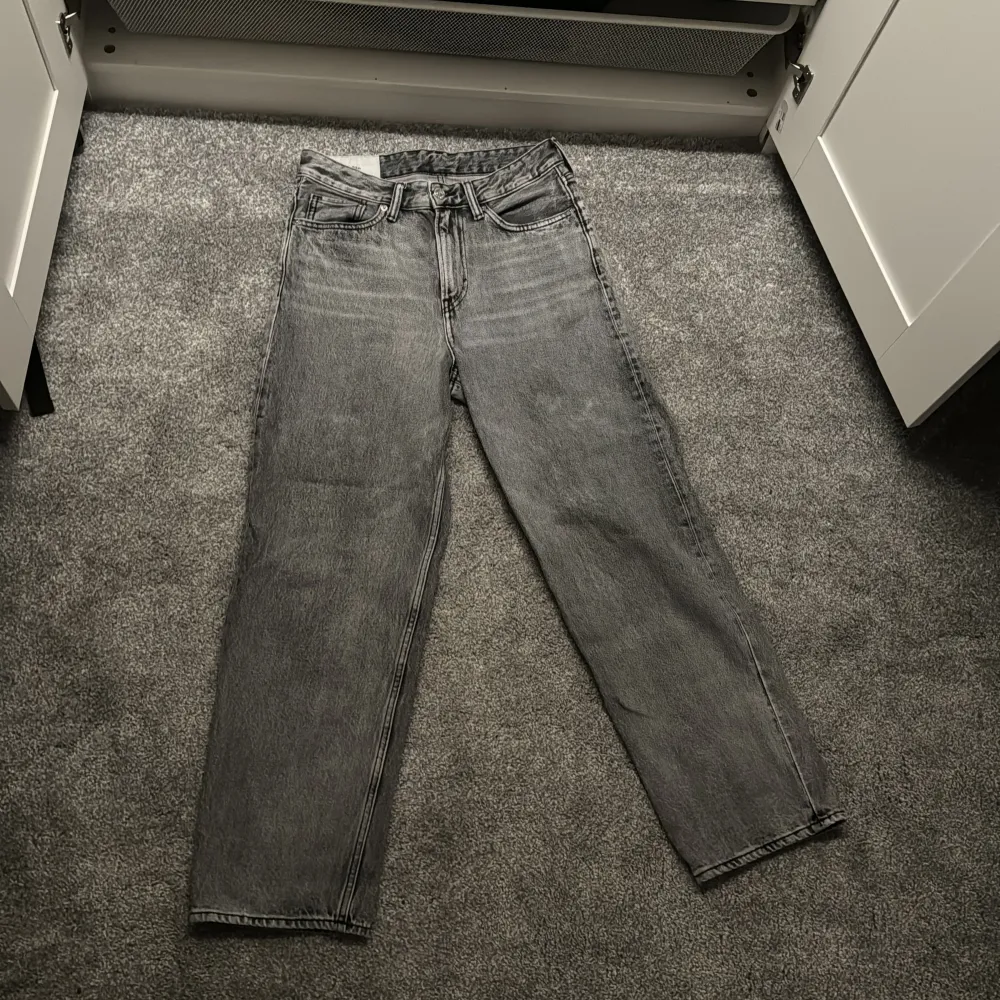 Ett par HM jeans hyfsat använda men inget slitage säljer på grund av att dom inte används längre. Jeans & Byxor.