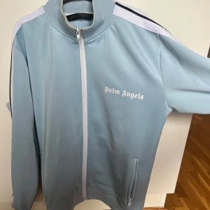 PALM ANGELS zip - Blå Palm angels zip tröja i stl M🩵 passar både herr o dam. Unik färg så är väldigt svår att få tag på.