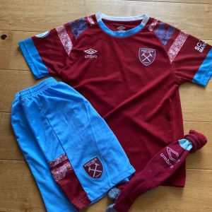 Fotbollströja  - En mycket fin tröja med West ham United och L.Paqueta på ryggen i st XS. Denna tröja är i högsta skick och har inga skador och du får med både shorts och strumpor!