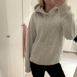 Grå hoodie - Superfin grå hoodie i jättebra skick! Säljer pågrund av att jag har en liknande!❤️