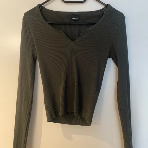 Mörkgrön tröja med liten v ringning  - Mörkgrön tröja i bra skick Fåtal gånger använd  Storlek XS men passar även S