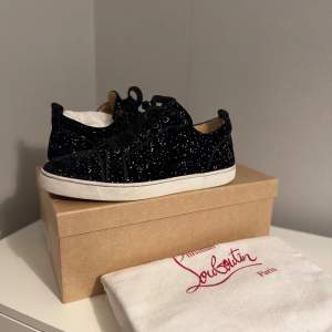 Väldigt sällsynta Louboutin’s. Helt ok skick, använda flitigt men som det syns är de inte i perfekt skick.   Louis Junior Orlato Flat  Dustbags, extra skosnören (orginal) och originalbox ingår!   Storlek 45 men sitter som 44!  Buda på!