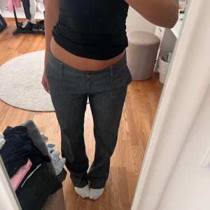 Lågmidjade kostymbyxor  - Jätte snygga låga kostymbyxor i fint skick! Innerbenslängd 77cm, Midjan rakt över 40💞💞