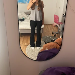 Linne  - Jätte fint linne, materialet är jätte skönt. Plagget är aldrig använt och det går att ändra hur kort eller långa banden ska vara. Skriv via frågor💕