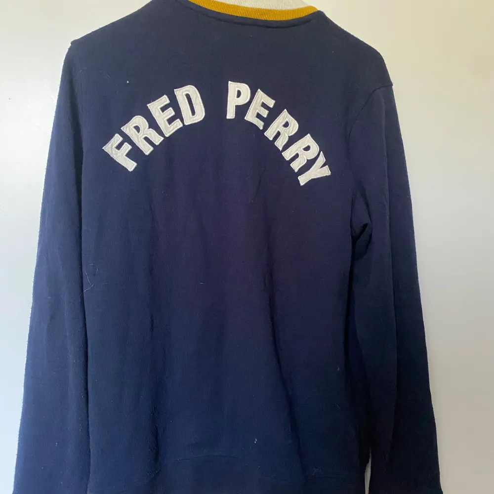 Säljer den snygga zip uppen från Fred Perry, det är storlek M, jag skulle säja att skicket är 8/10. Hoodies.